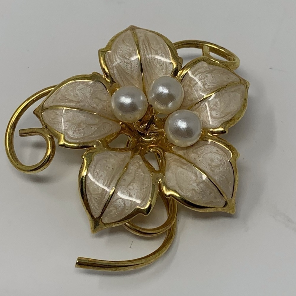 White and Gold Toned Flower Poinsettia Brooch Pin